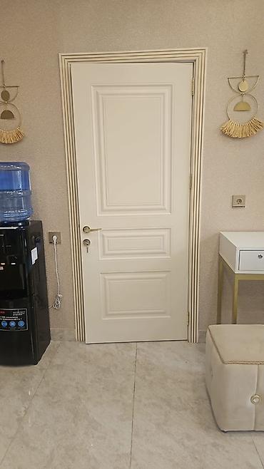 Ağ krem rəngli interyer qapısı - Klassik panelli dizayn: üç dekorativ