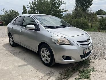 Toyota Yaris: 2008 г., 1.3 л, Автомат, Бензин, Седан
