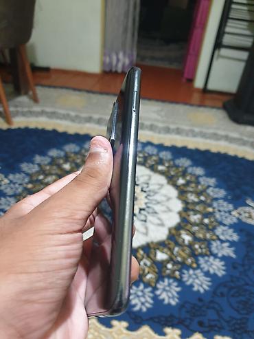 Digər mobil telefonlar: Smartfon – 6.5” təxmini tam ekranlı, ön kameranın ekranın yuxarı — 4