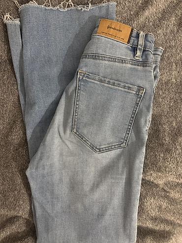 Cinslər: Stradivarius cropped flare cins şalvarı
32 olcu — 6