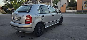 Škoda Fabia, srebrna, 5 vrata, registracija KU009-CC. Hečbek