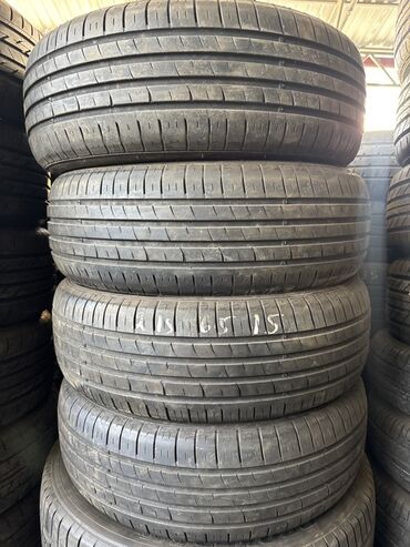 авто резины: Автомобильные шины с маркировкой 215/65 R15, предназначенные для