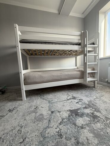 кроват двух этажный: Двухъярусная кровать из массива, белый цвет. - Компактная конструкция