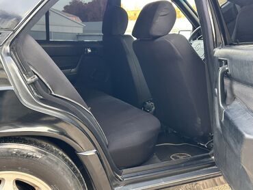 Mercedes-Benz: Maşın şəkildə göründüyü kimidir. Kasmetikasi idealdi. Tək kraskasina — 8