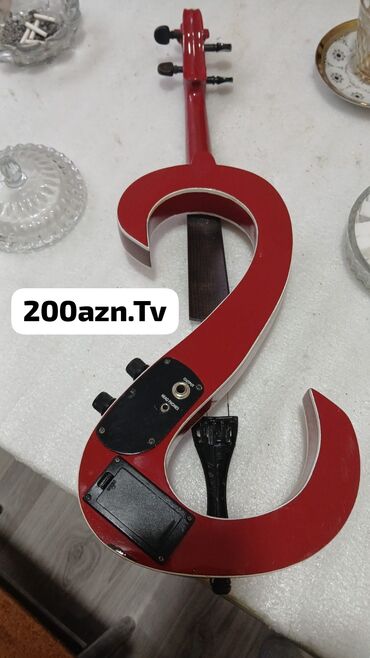 Yaylı alətlər: Elektrik skripka – unikal “S” formalı korpus, qırmızı rəng