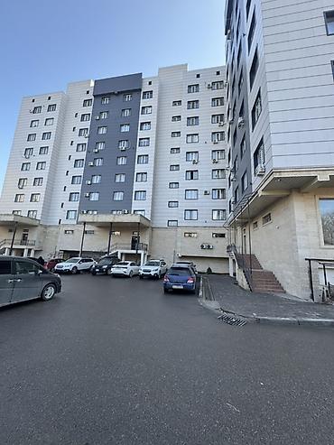 Паркинги: Парковочное место во дворе современного жилого комплекса. - Открытая — 1