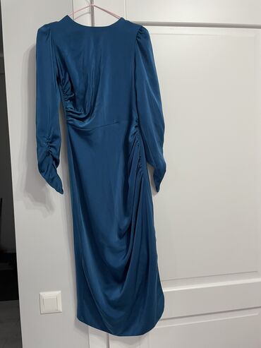 rubashka zhenskaja razmer m: Вечернее платье, Длинная модель, Атлас, С рукавами, M (EU 38)