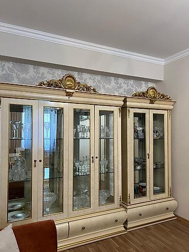 perde karnizleri: Klassik üslubda vitrin şkaf dəsti - Material: MDF/Laminat korpus — 1