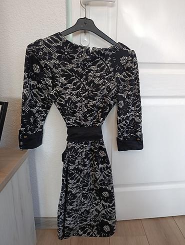 rozee: Elegantna crna haljina sa belim floralnim dezenom - Kroj: struk — 1