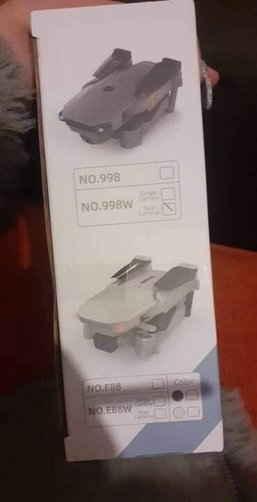 Dronovi: Dron sa 2 kamere za snjimanje E88 CENA 4700 din Frekvencija: 2.4G — 8