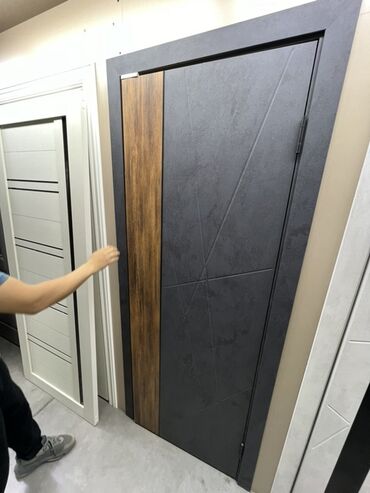 Doors with glass: Межкомнатная дверь с отделкой под темный камень и деревянной вставкой