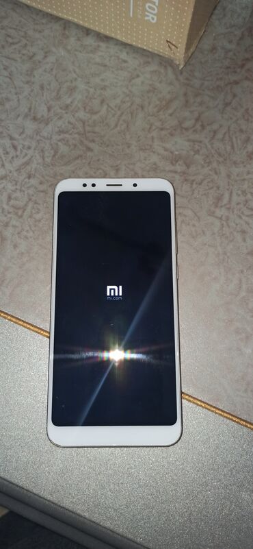 naxçıvan telefon elanlari: Xiaomi Redmi 5 Plus, цвет - Золотой, 
 Сенсорный, Отпечаток пальца, Две SIM карты