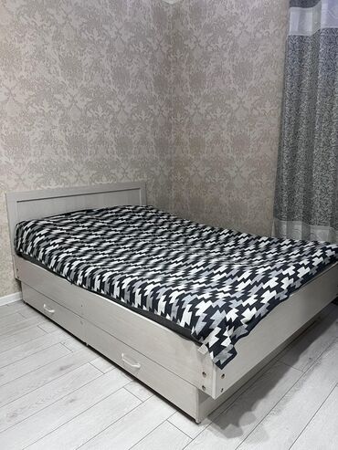 стандартные размеры прикроватных тумбочек в спальню: Двух спальный кровать из светлого дерева с интегрированными ящиками