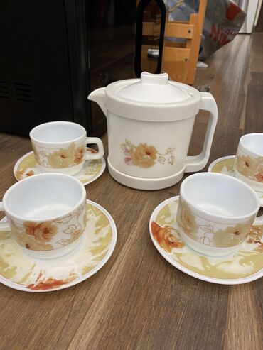 чайные чашки: Чайный набор : чайник на (1,2 литр) 4 чашки и 4 блюдца! Франция!