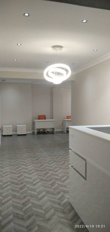 Ofislər: Nərimanov metrosuna yaxın xarici dillerer universitetinə 17 mərtəbəli — 8