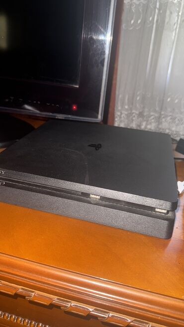 Playstation 4 slim
500 Gb yer
2 eded pult
prablemsiz ela vezyetde
