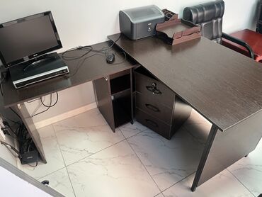 атлант кресло: Продается элегантное офисное кресло с обивкой из черного кожзаменителя