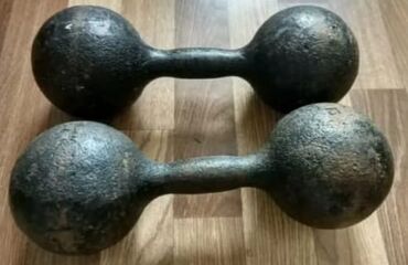 гиря для начинающих: Продаю гантели по 4 кг каждая. Сделано в СССР. Обе за 2000 с