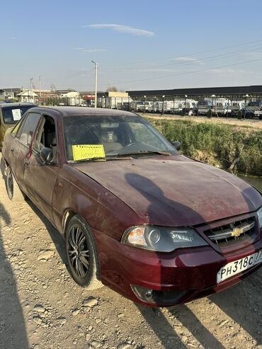 сполер нексия: Автомобиль Daewoo Nexia темно-красного цвета. Седан оснащен литыми
