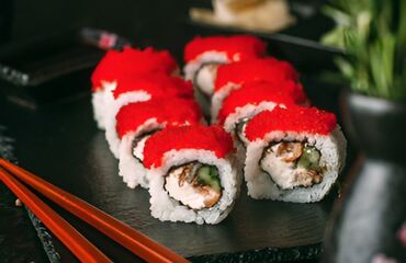 Готовые блюда, кулинария: Сеты роллов и суши - Тёплые роллы в хрустящей панировке: крупные — 29