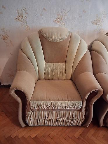 Mebel: Yumşaq açılan divan və iki kreslo dəsti. İstifadə olunmayıb, divan — 3
