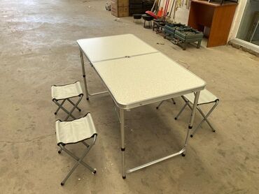 Качели: Bağ və çöl mebeli. Rahatlıqla daşına bilir. Bir masa və 4 oturacağı