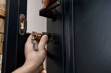 Qapıların təmiri: Çilingər xidməti Qapı usta Qapı ustası Qapıların təmiri Üzlənməsi — 16