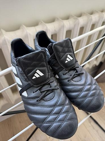 язычок: Футбольные бутсы adidas (модель с язычком-«шторкой»), черные с белыми — 1