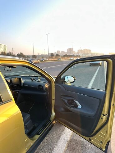 Toyota: Toyota Yaris: 1.5 l | 2022 il Krossover — 5