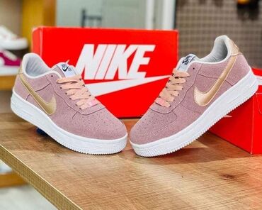 Women's Sneakers and athletic shoes: Nike Air Force
Brojevi od 36 do 44 — 9