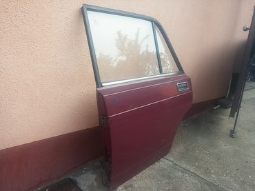 Auto delovi: Vrata zadnja leva Lada 2105,2107 Riva u bordo boji. Vrata su ocuvana — 2