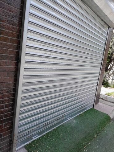 giris qapilari: Gümüşü rəngdə, üfüqi zolaqlı, yuvarlanan metal qapı. Mağaza, anbar və