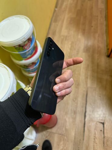 Digər mobil telefonlar: Smartfon – damcı formalı ön kamera çıxıntısı olan böyük ekranlı model — 12