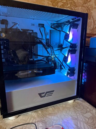 Monitorlar: Gaming/Workstation stolüstü kompüter (ağ korpus, şüşə panel, LED