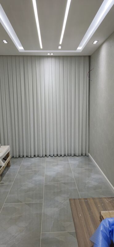 Parçalar: Ağ rəngli, nazik, şəffaf parçadır. Üzərində həndəsi naxışlar var — 18