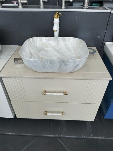 tülpan: Ağ və qızılı rənglərdə olan lavabo dəsti. Dolabda iki ədəd çekmece və