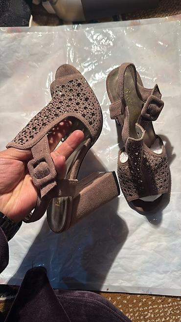 Босоножки, сандалии, шлепанцы: Женская обувь — два варианта. 1) Сандалии с декором - Размеры: 37 и — 30