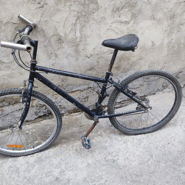 Велосипеды: Продаю велосипед срочно 2500 сом надо менять колесо