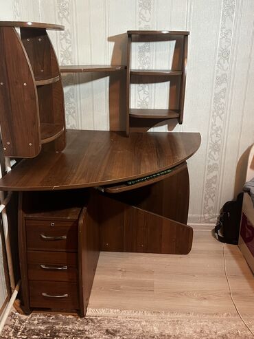 каркасная мебель: Продается комплект мебели из: -угловой стол -2 угловых полок -Комод