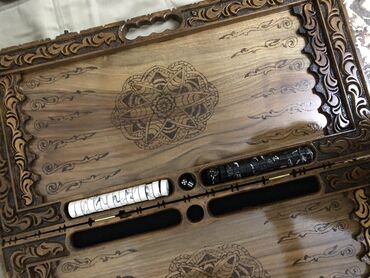 Nərdlər: Nərdi oynamağı sevənlər üçün hədiyyəlik Əl işi olan, üzərində oyma — 6