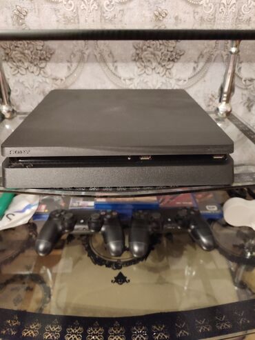 PS4 (Sony Playstation 4): Salam ideal vəziyyətdə ps4 ustada olmayib plombu üzərindədir cizigi
