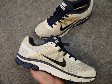 Ayaqqabılar: Orginal Nike Normal veziyyetdedir. cirigi sokuyu yoxdu. olcu:45