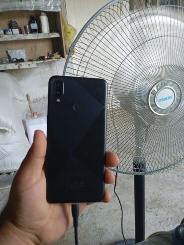 Digər mobil telefonlar: Arxa hissəsində barmaq izi skaneri və iki kamera modulu olan qara