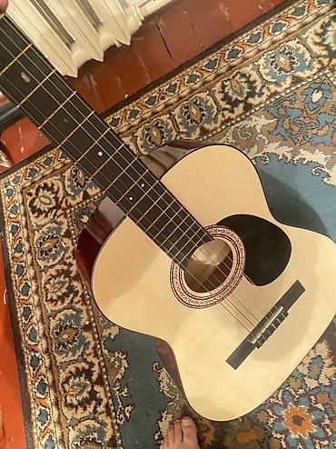 бу гитары: Гитара 🎸, сапаты жакшы, эч кандай сынган жери жок, кылдары баары — 1