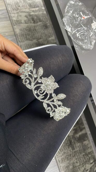 Aksesoari za kosu: Krune 
Cena 1400din — 22