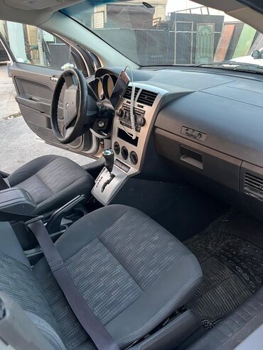 Dodge: Dodge Caliber – gümüş rəngli, 5 qapılı hatchback. Əsas xüsusiyyətlər — 9