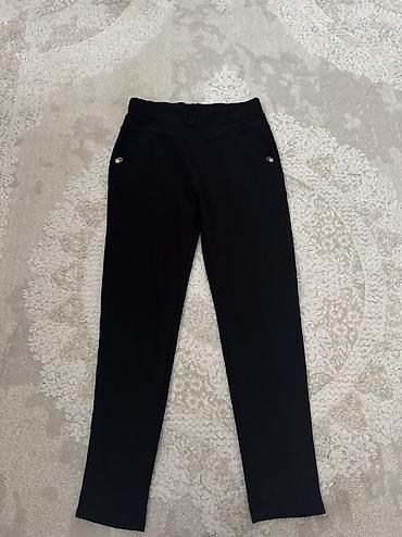 koncane pantalone: Helanka pantalone pune elastina.Sa dzepovima napred i pozadi.Pamuk — 2
