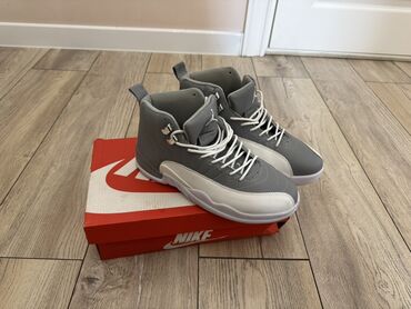 хороший мужской костюм: Мужские кроссовки, 41, Nike, Новый, цвет - Серый, Платная доставка