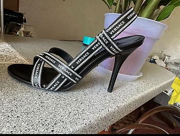 туфли versace: Босоножки, 37, Versace, Новый, цвет - Черный, Платная доставка — 1