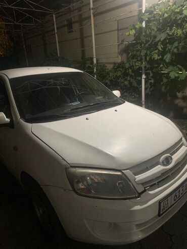 какая машина подойдет для яндекс такси: Белый седан Lada Granta. Модель узнаваема по характерному дизайну